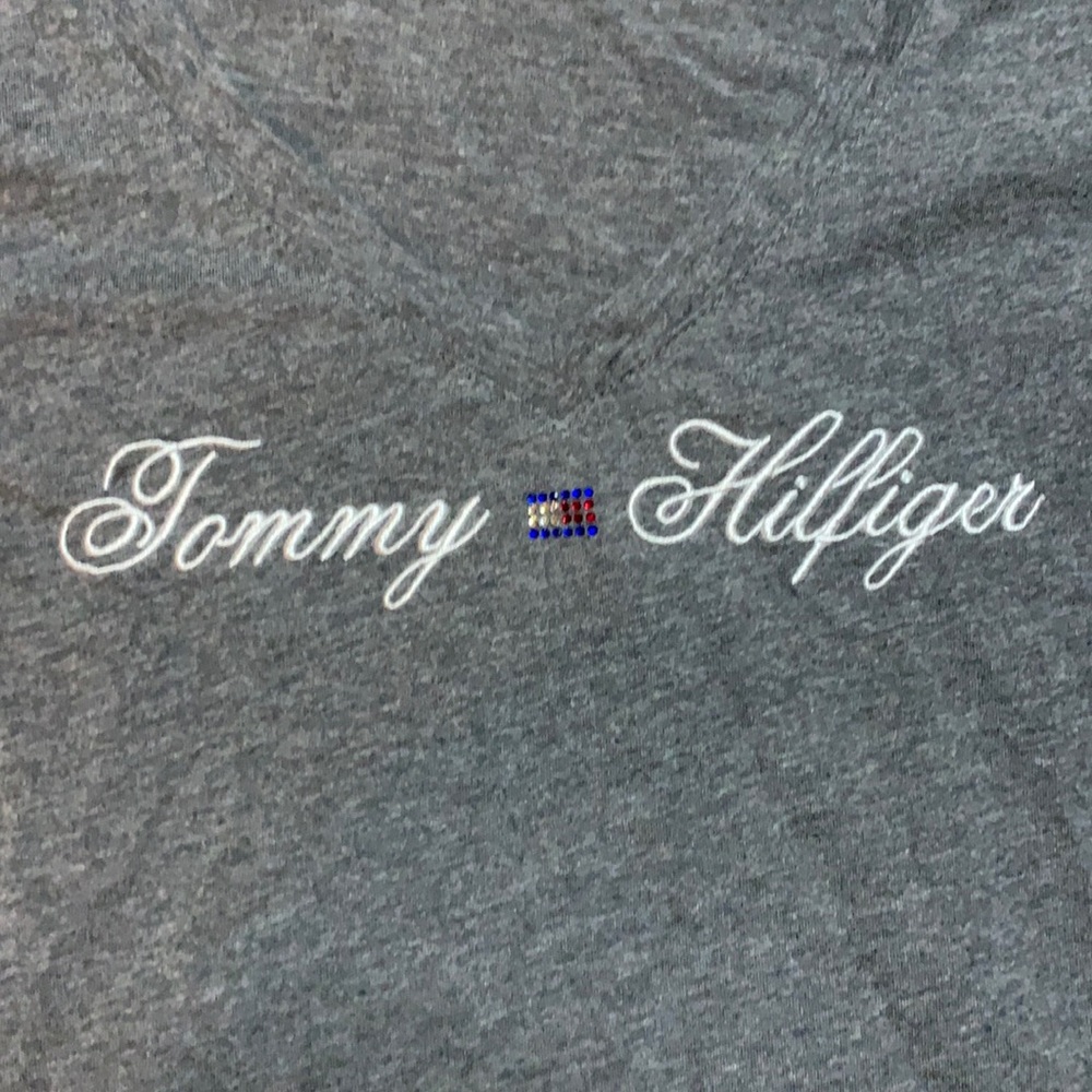 Tommy Hilfiger Gem Flag V-neck!!